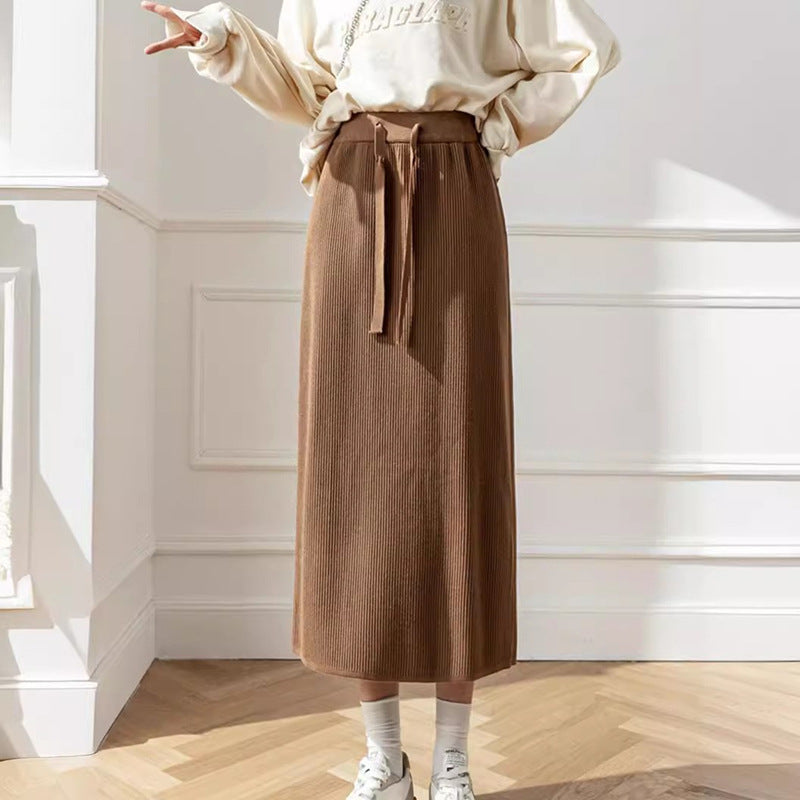 Kvinnemidi-skirt med elastisk liv og figurnær knytbelte Skjora