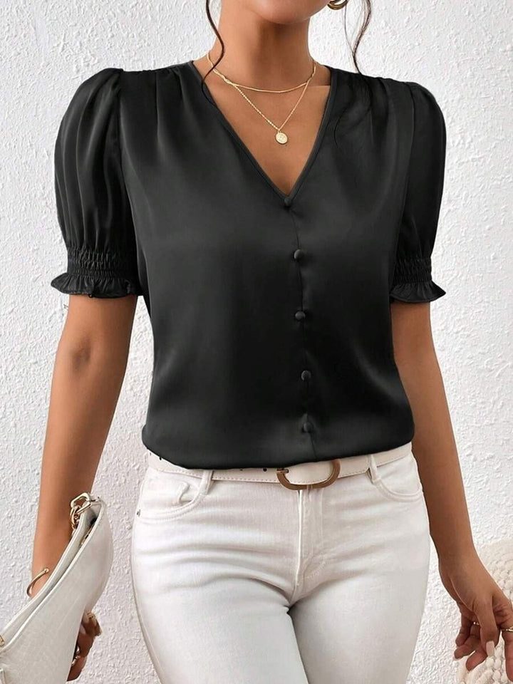 Dame satengbluse med pufferm og elegant knappeliste Skjora