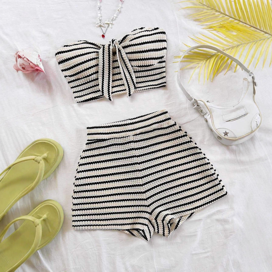 Dame bandeau topp og short-set med maritimt stripes mønster Skjora