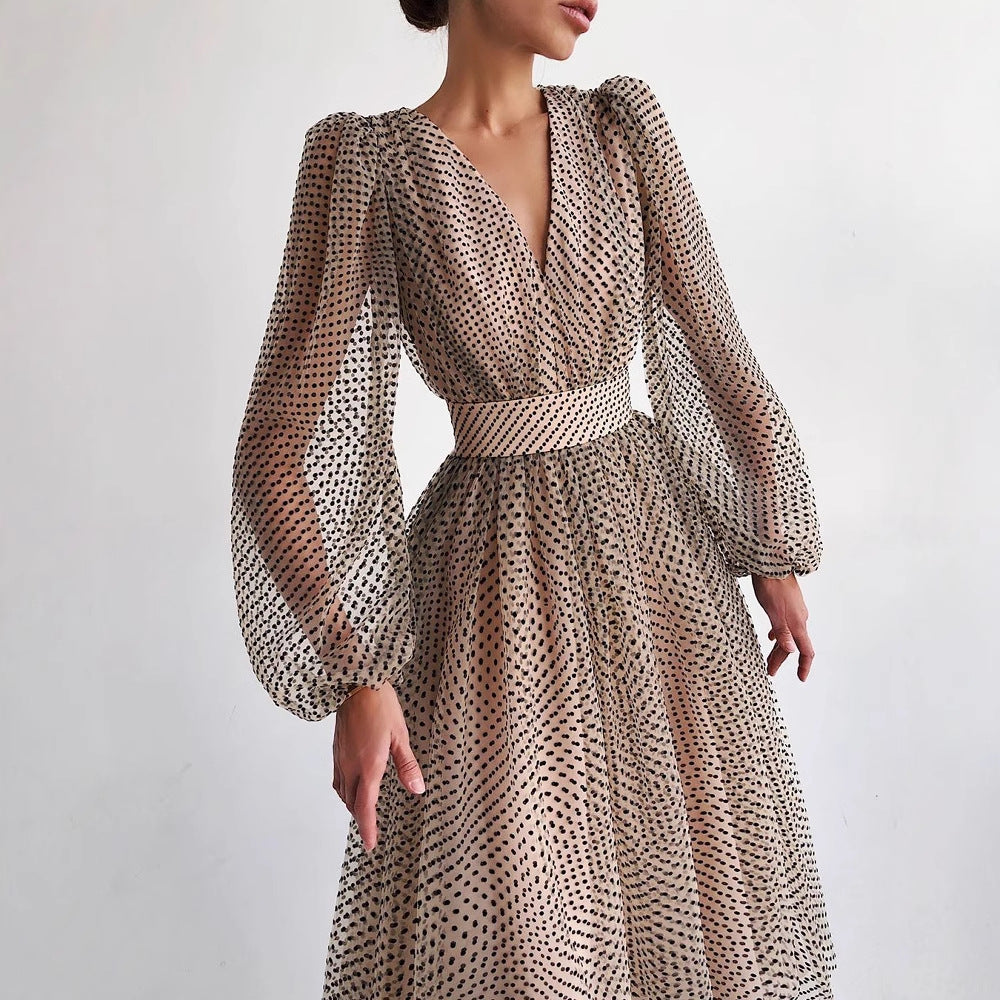 Damekjole med transparent pufferm og blomsterprikkedesign Skjora