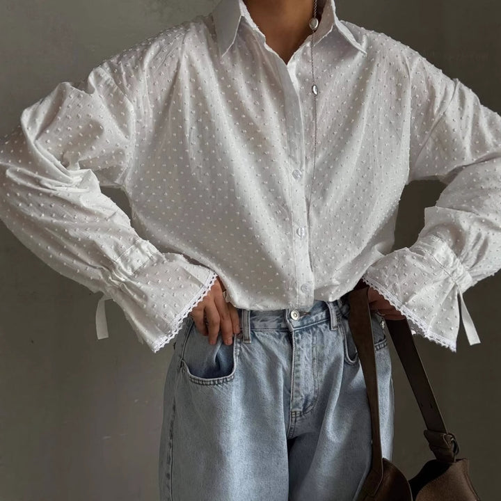 Kvinnebluse topp med elegante volangdetaljer og fin tekstur Skjora