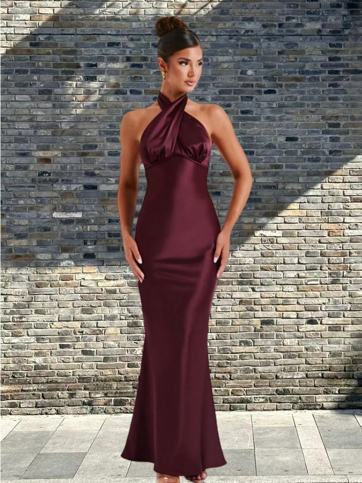 Kjole for kvinner med elegant halterneck og figursnitt som flatterer.