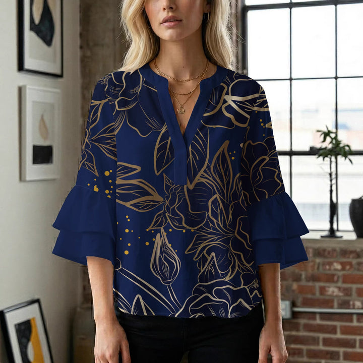 Damebluse med voluminøse volangermer og floral trykk Skjora