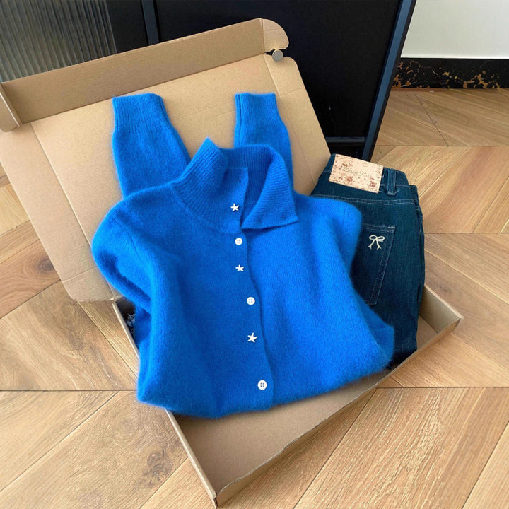 Kvinnenes elegante cardigan med høy krage og stjernemønstret detaljer Skjora