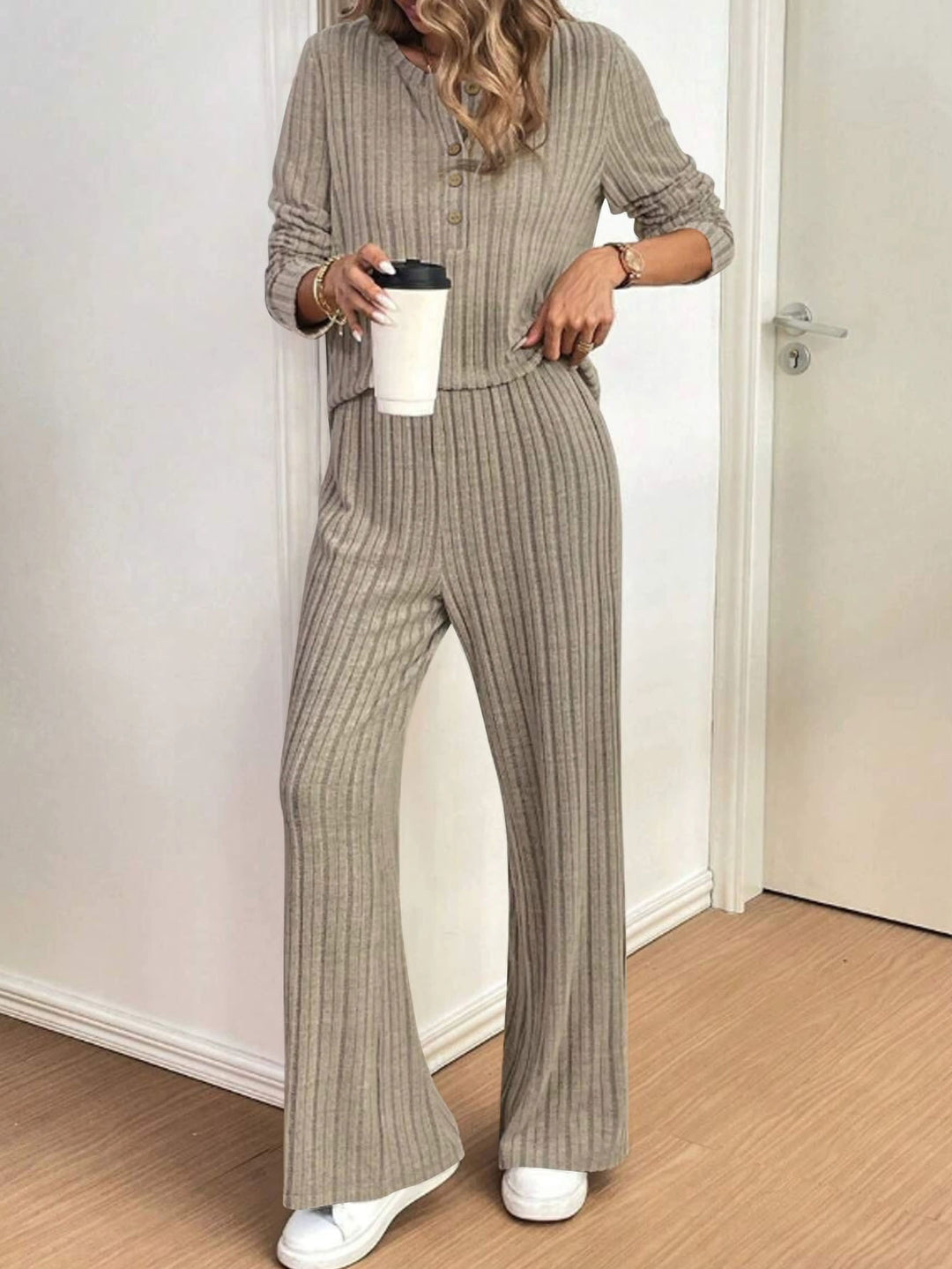 Dame casual strikket drakt med moderne ribbet design og knappestolpe Skjora