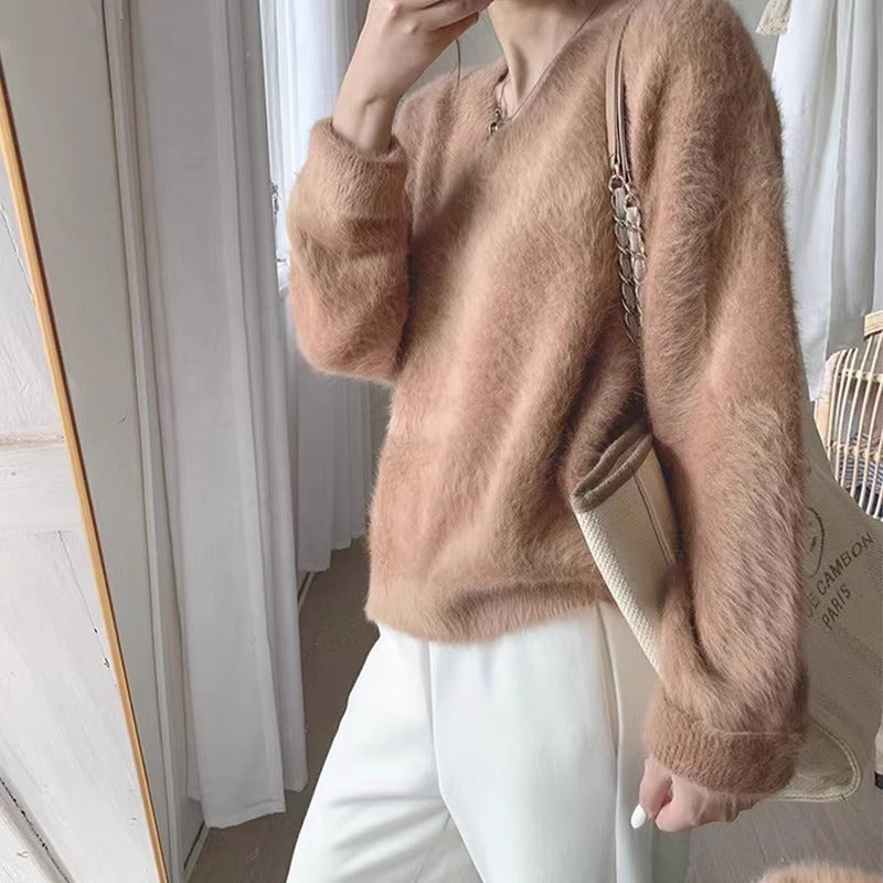Kvinne Fluffy V-hals Genser med Mykt Materiale og Avslappet Passform Skjora