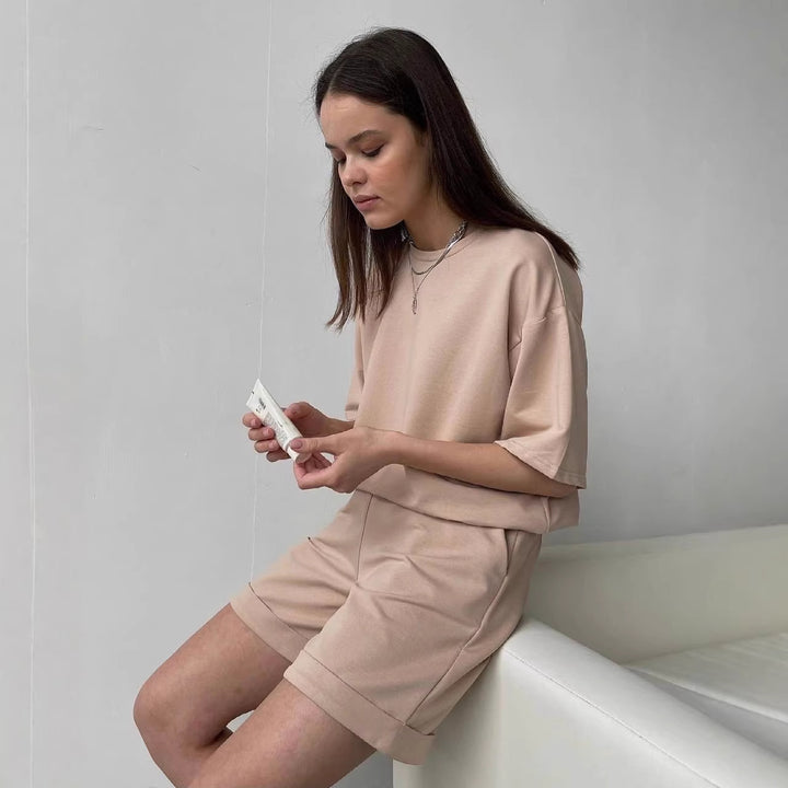 Kvinnens uformelle loungedrakt med oversized t-skjorte og shorts Skjora