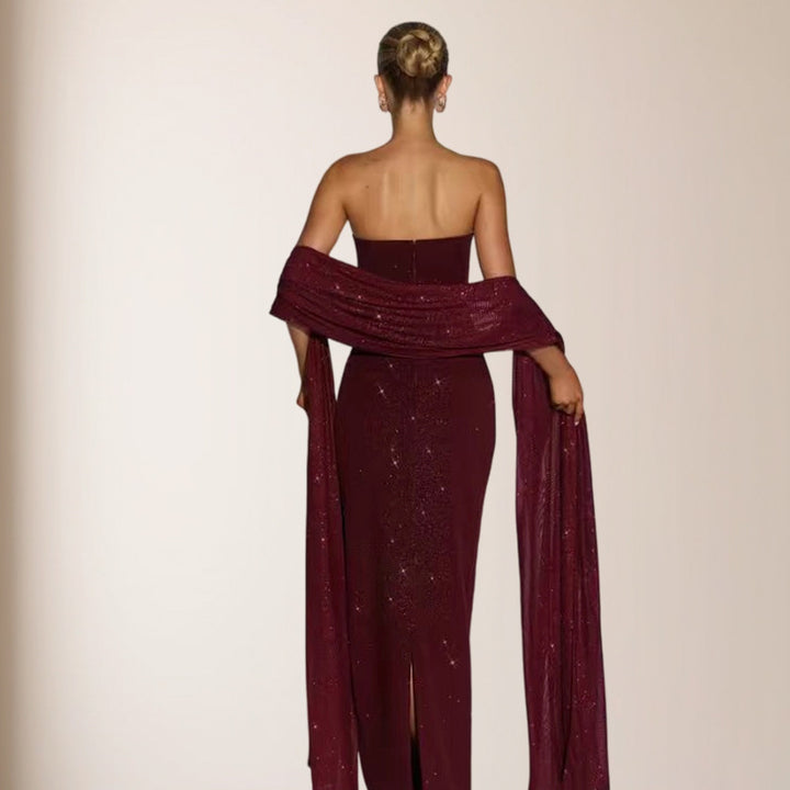 Kvinnelig elegant kveldskjole med glitrende paljetter og avskåret design