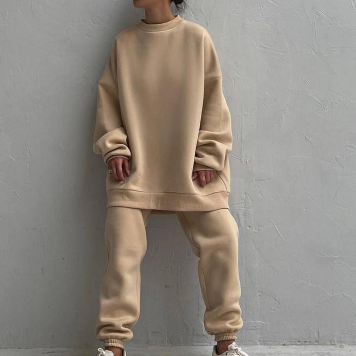 Kvinnens komfortable oversized loungewear-sett med høy krage og elastiske mansjetter