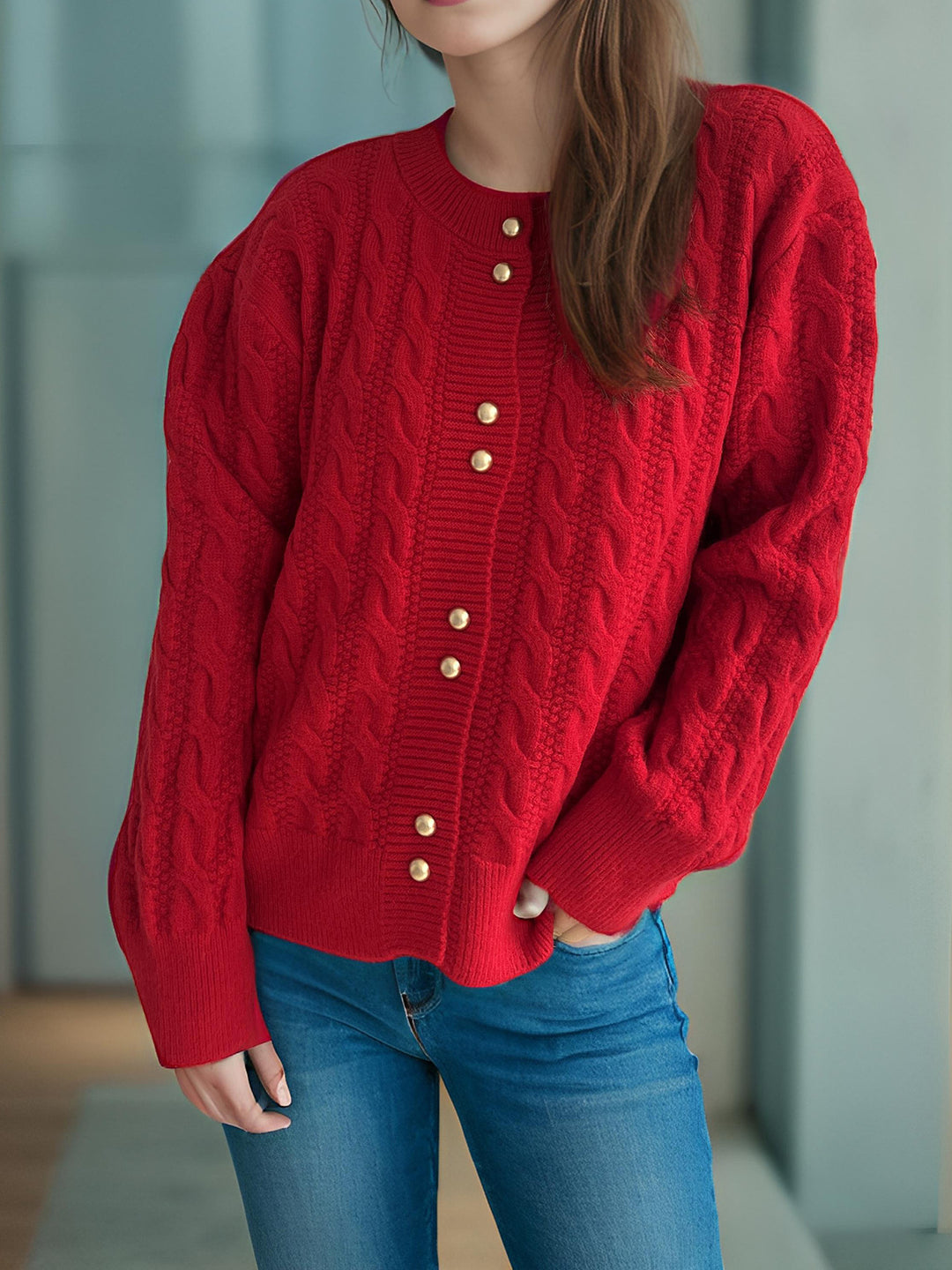 Dame chunky strikket cardigan med dekorative knapper og kabelmønster Skjora