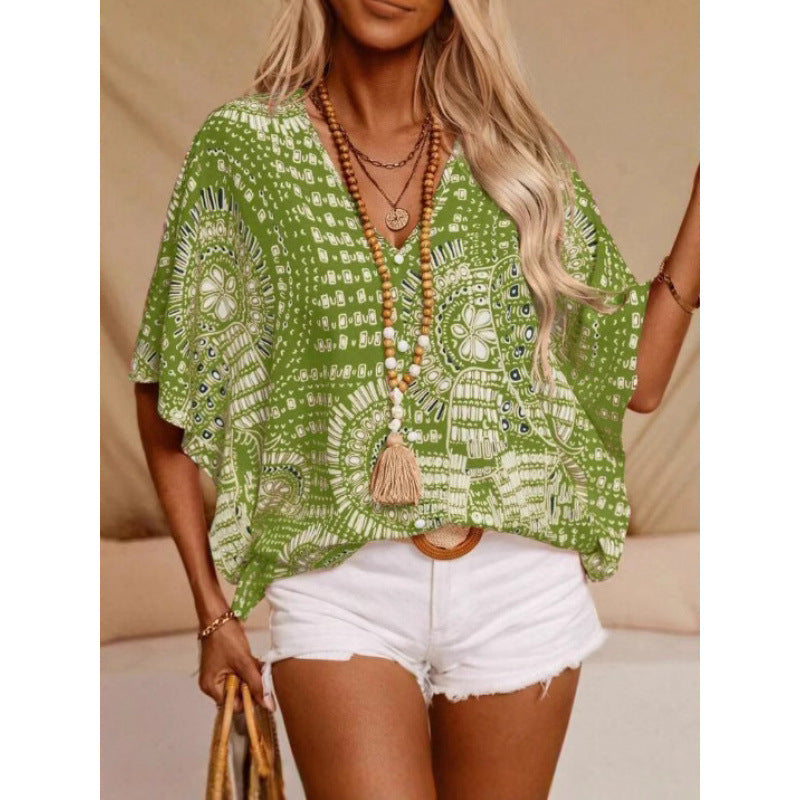 Dame strandbluse i avslappet boho-stil med fargerike mønstre og voluminøse ermer Skjora