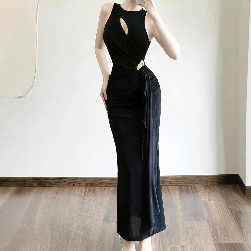 Dame figurnær kveldskjole med asymmetrisk snitt og elegant drapering Skjora