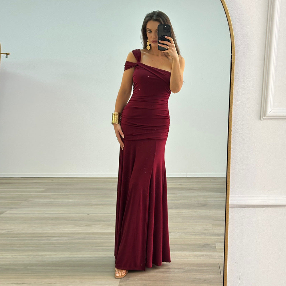 Damer elegant, figurtilpasset kveldskjole med asymmetrisk stropp Skjora