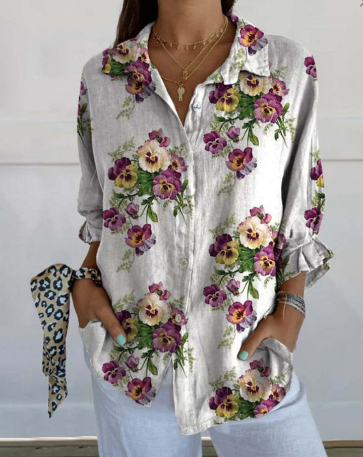 Damebluse i blomsterdesign med skjult knappelukking Skjora