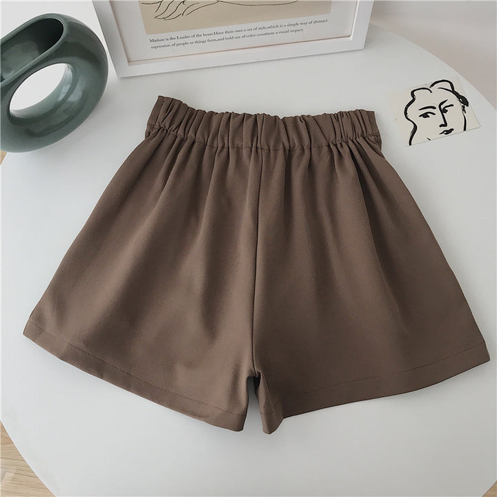 Kvinne elegante shorts med folder og knappedetalj
