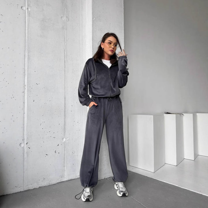 Kvinnelig fleece treningsdrakt med praktiske lommer og avslappet snitt