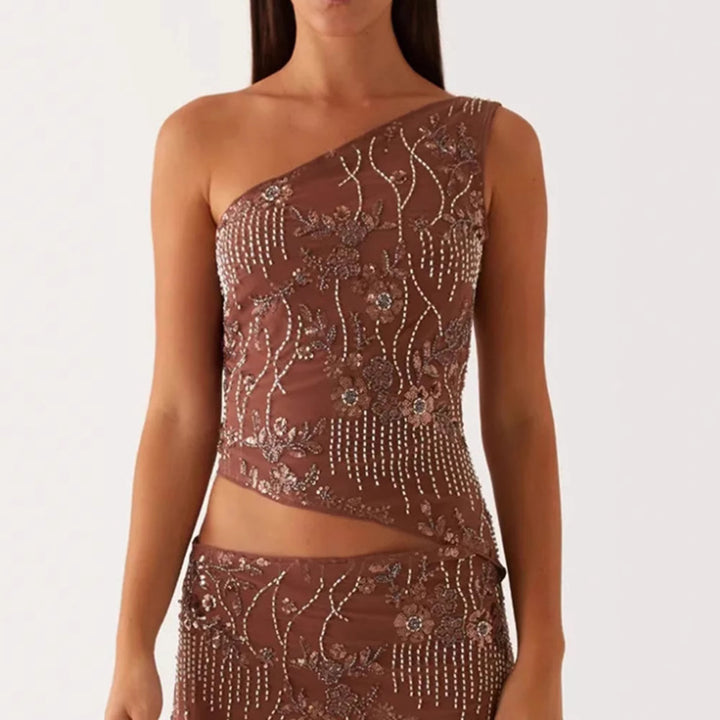 Kvinnes asymmetrisk topp med blomstret rhinestone-design Skjora