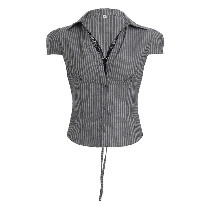 Dame kortermet bluse med elegant snøring og fine striper Skjora