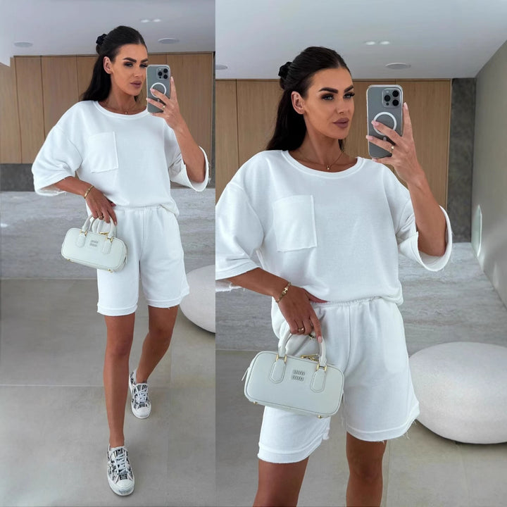 Kvinnens avslappende lounge-sett med oversized topp og komfortable shorts