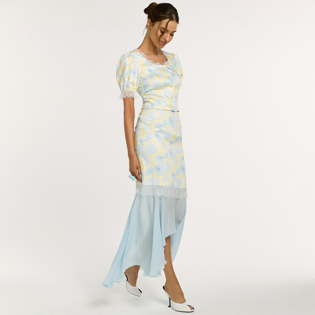Kvinnens elegante kjole med asymmetrisk hem og blomstermønster Skjora