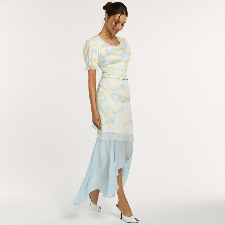 Kvinnens elegante kjole med asymmetrisk hem og blomstermønster Skjora