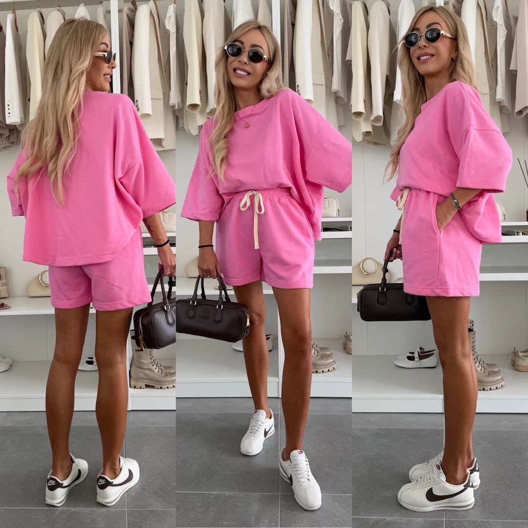 Dame avslappet sett bestående av oversized t-skjorte og shorts med justerbar midje snor Skjora