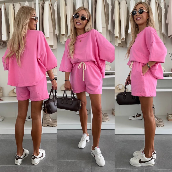Dame avslappet sett bestående av oversized t-skjorte og shorts med justerbar midje snor Skjora