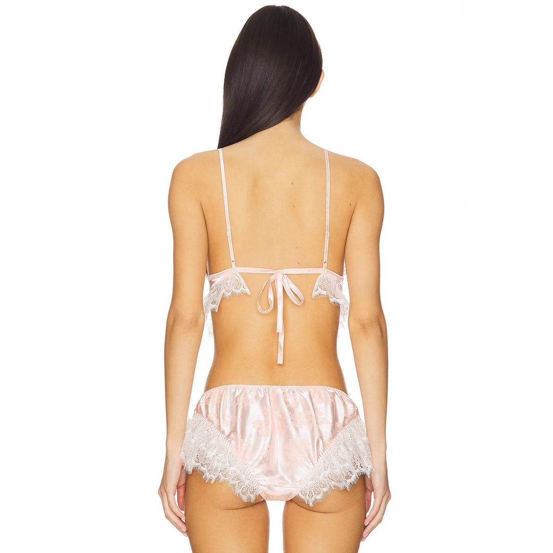 Dame blond babydoll-set med volangdetaljer og skinnenende satin Skjora