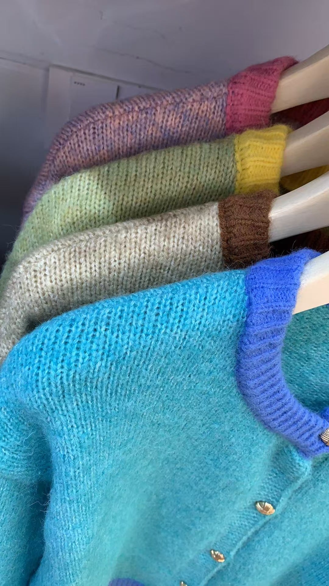 Dame Myk Cardigan med Luksuriøse Knapper og Kontrastmansjetter Skjora