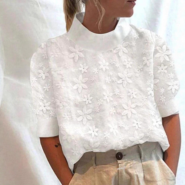 Kvinnebluse med blomstermønster og kort snitt Skjora