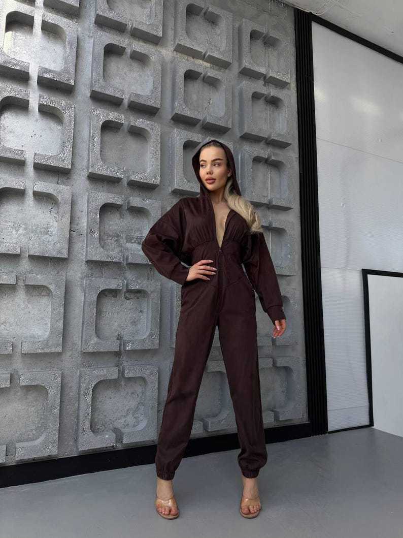 Dame jumpsuit med dyp utringning og hette Skjora