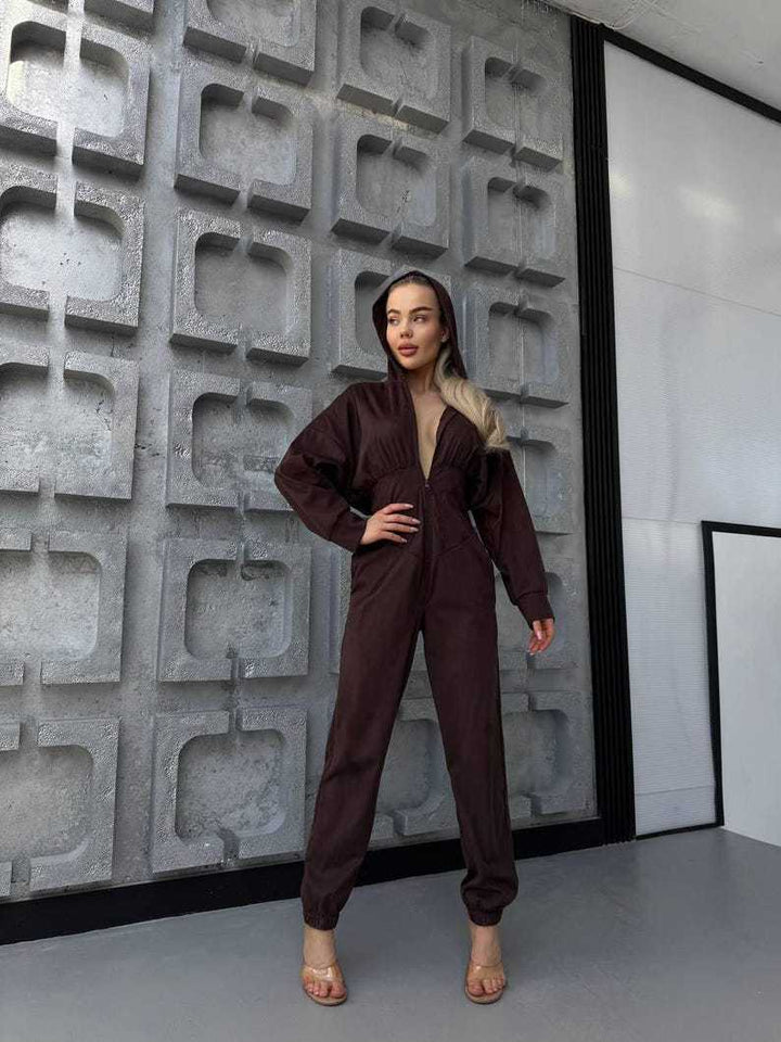 Dame jumpsuit med dyp utringning og hette Skjora