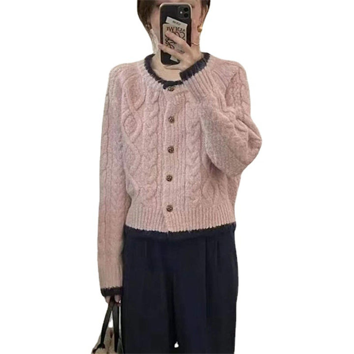 Kvinnens chunky strikk cardigan med elegant kabelmønster og dekorative knapper Skjora