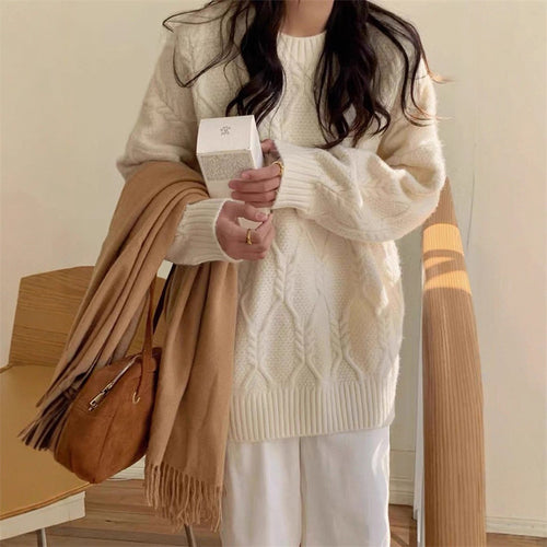 Women's knitted sweater with cable design and casual fit Skjora