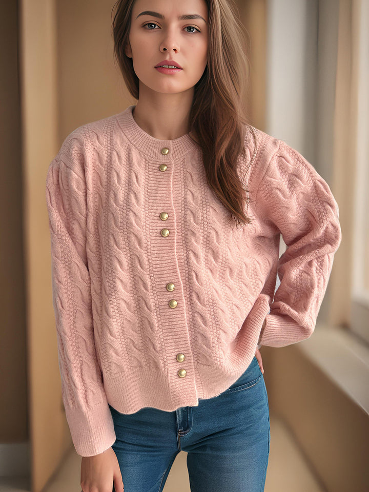 Dame chunky strikket cardigan med dekorative knapper og kabelmønster Skjora
