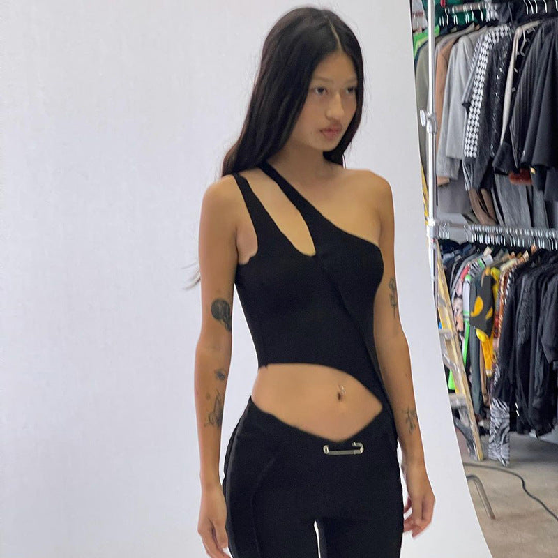 Dame asymmetrisk jumpsuit med moderne cut-out og elegant midjeform Skjora