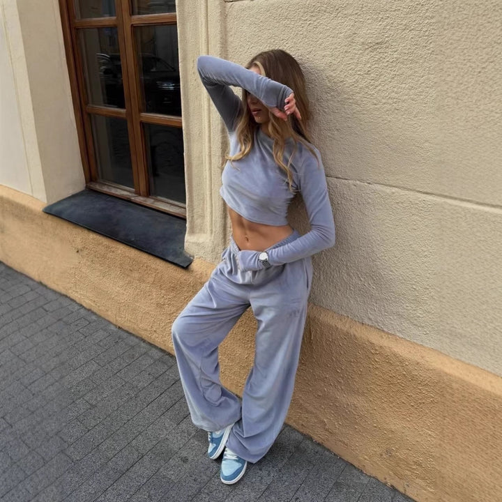 Kvinnelig sporty sett laget av cropped topp og vide bukser Skjora