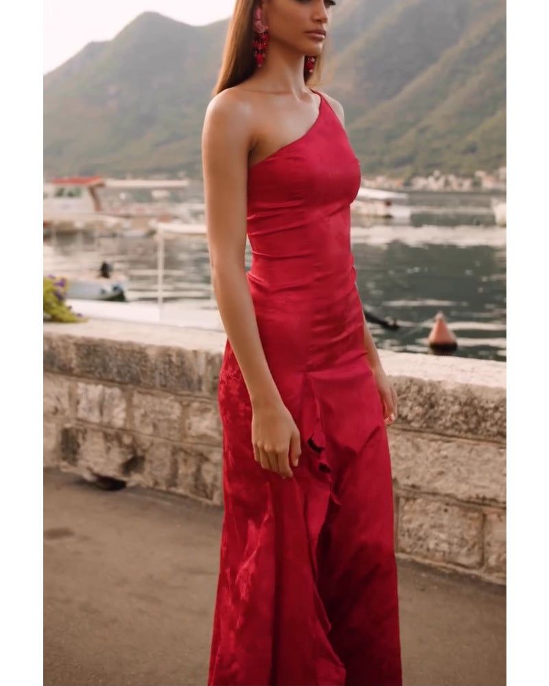 Kvinne Elegant Maxi Kjole med Asymmetrisk Snitt og Volang Detaljer Skjora