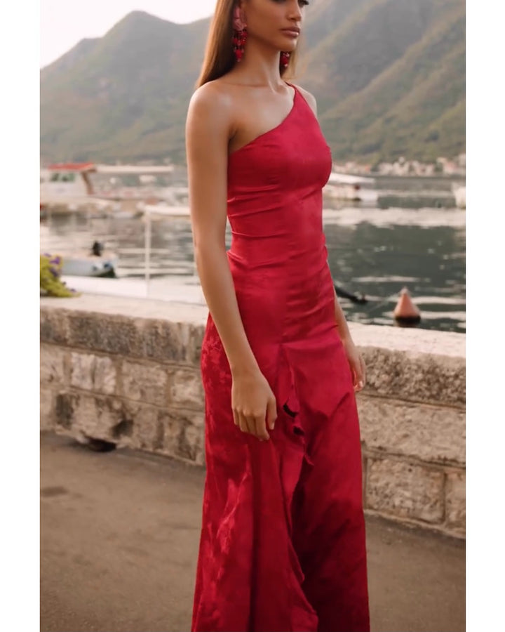 Kvinne Elegant Maxi Kjole med Asymmetrisk Snitt og Volang Detaljer Skjora