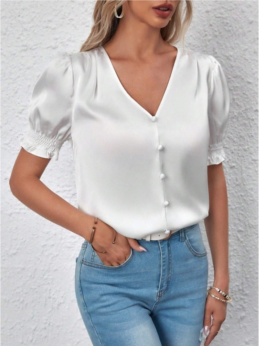Dame satengbluse med pufferm og elegant knappeliste Skjora