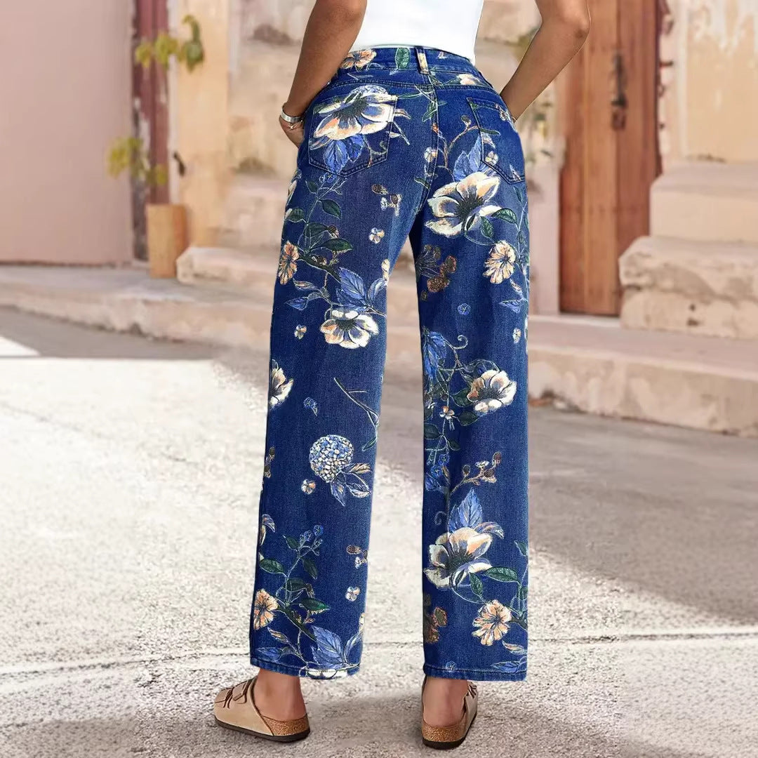 Kvinne vid skjæring jeans med blomstermønster og høy midje