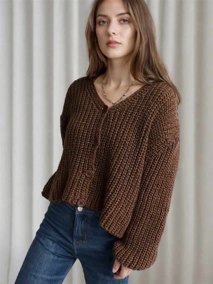 Kvinnenes kort cardigan med chunky strikkstruktur og store knapper Skjora