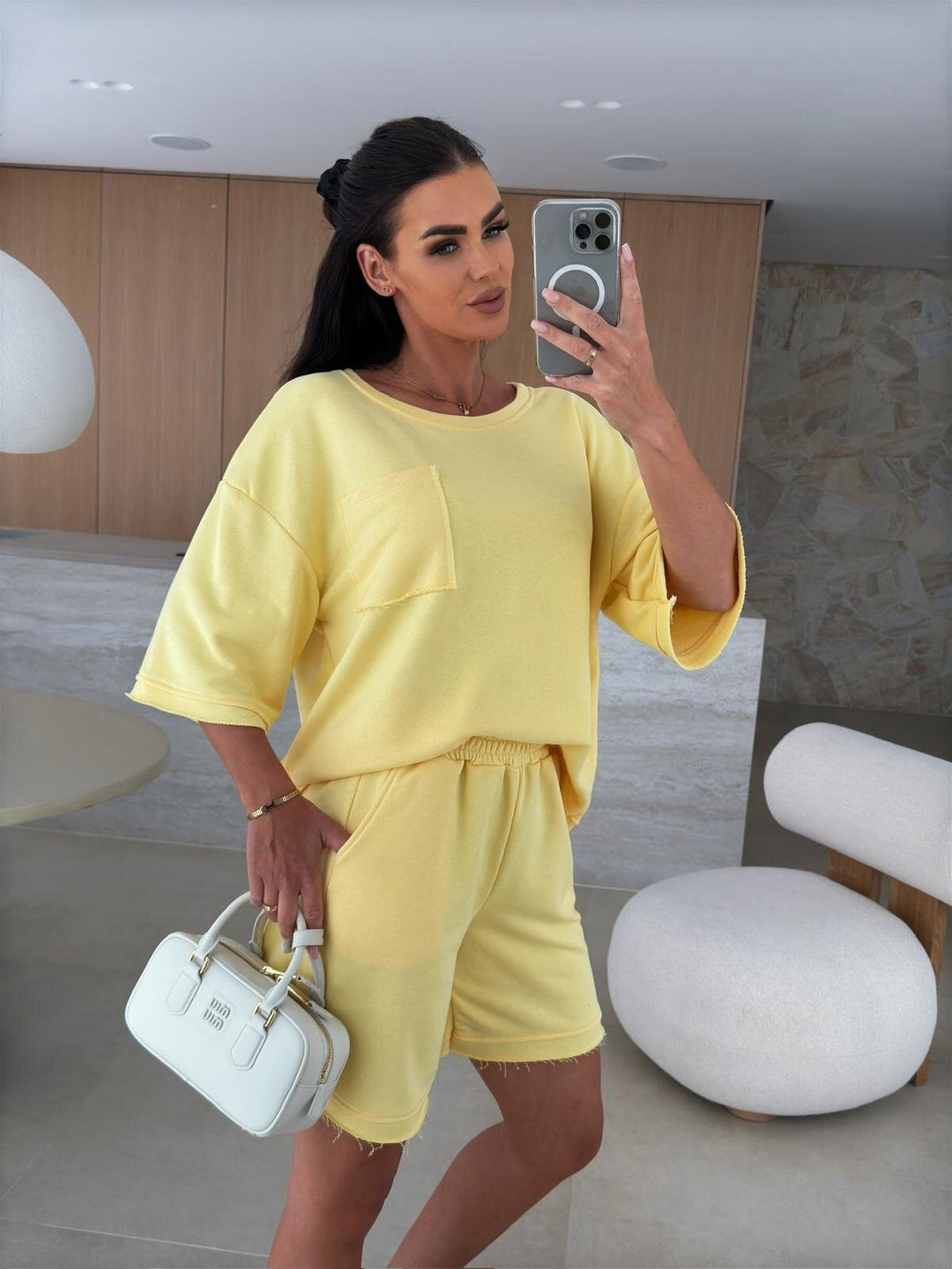Kvinnens avslappende lounge-sett med oversized topp og komfortable shorts