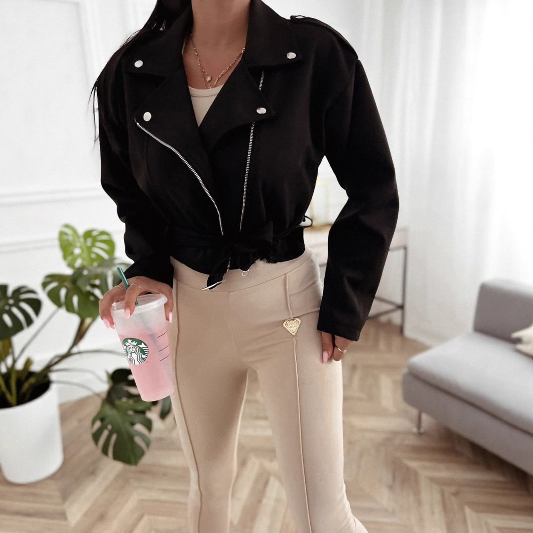 Dame elegant og moteriktig faux skinn bikerjakke med belte Skjora