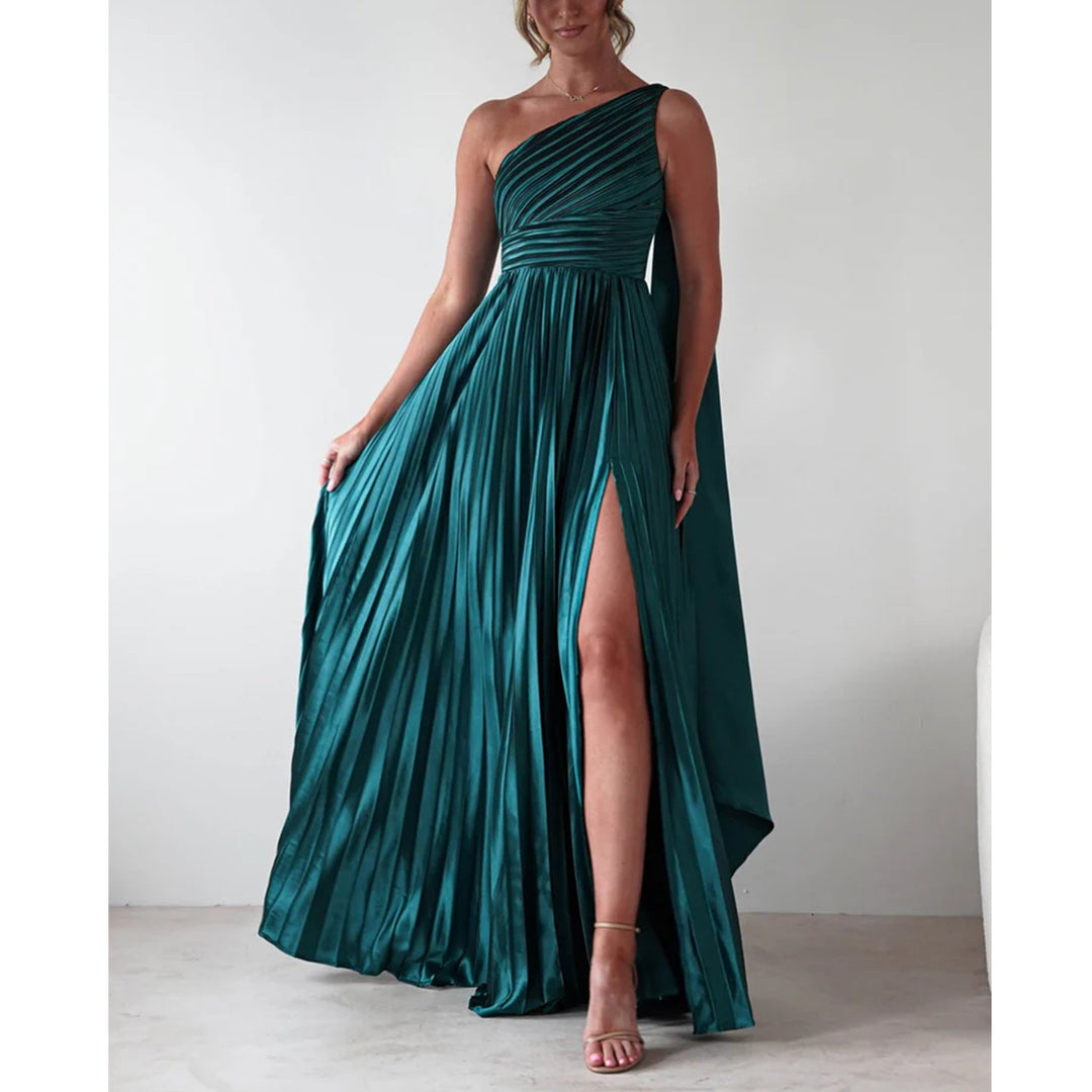 Kjole for damer med elegant plissekjole og asymmetrisk topp