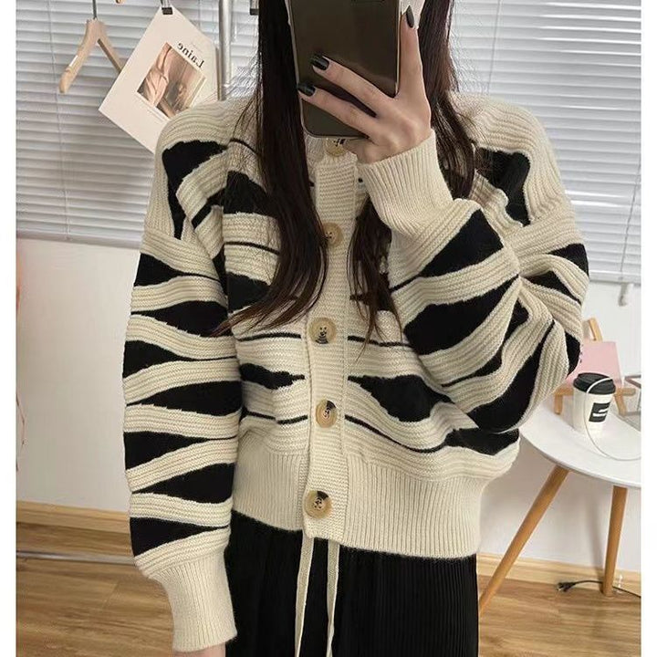 Dame cardigan med intrikat bølgemønster og store treskallknapper Skjora