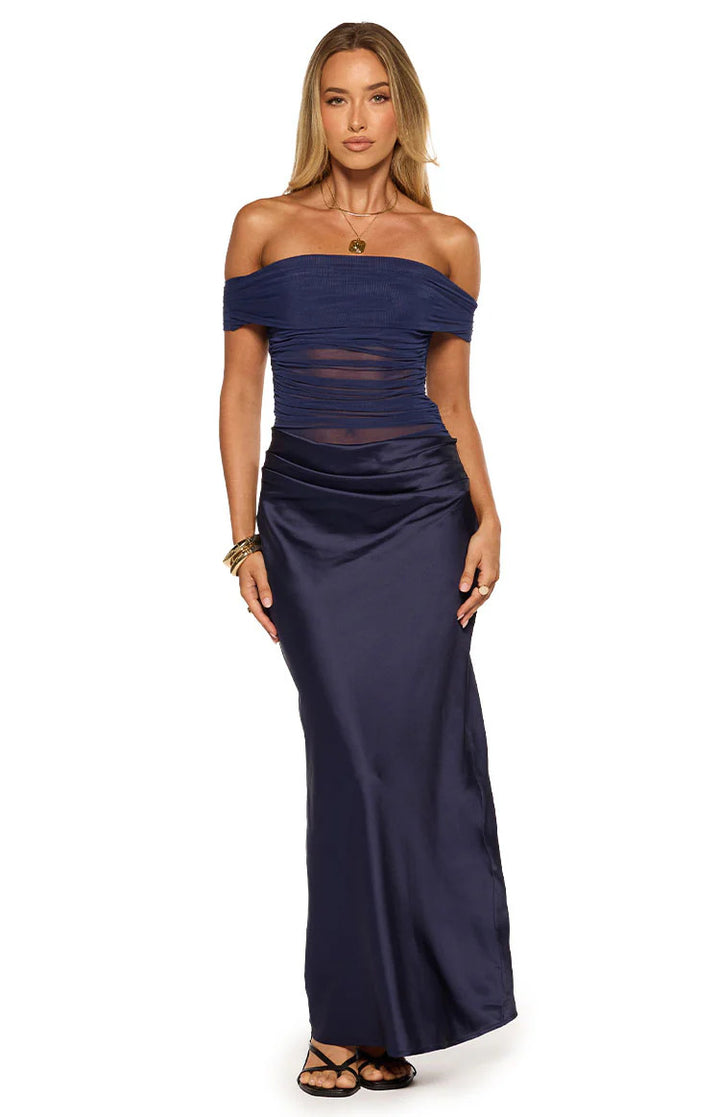 Damer elegant off-shoulder aftenkjole med figurskapende rynker og sateng-finish Skjora
