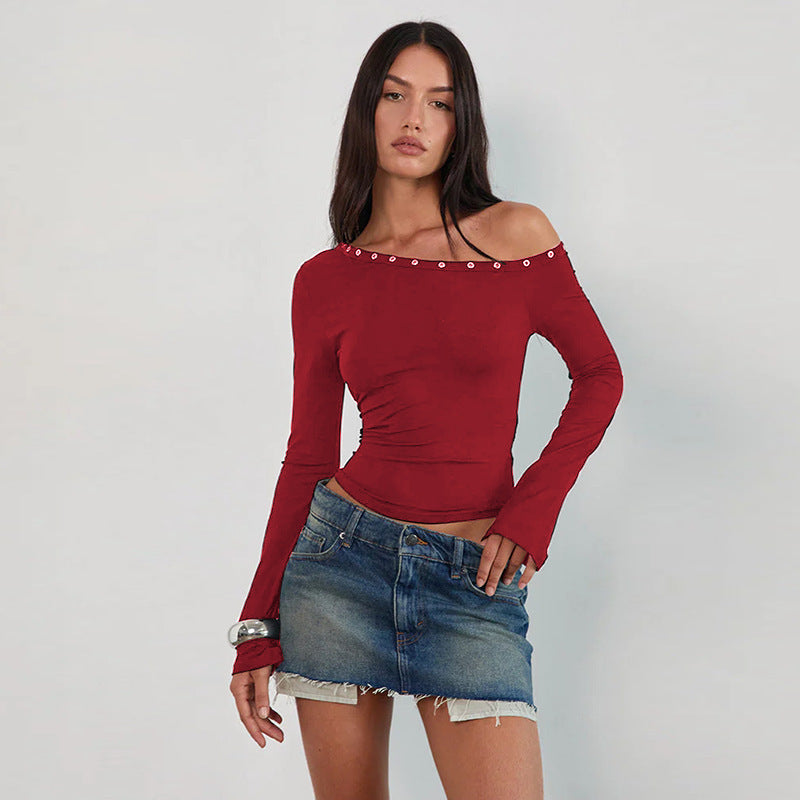 Kvinne Off-Shoulder Topp med Fasjonable Knapper og Figurformet Snitt