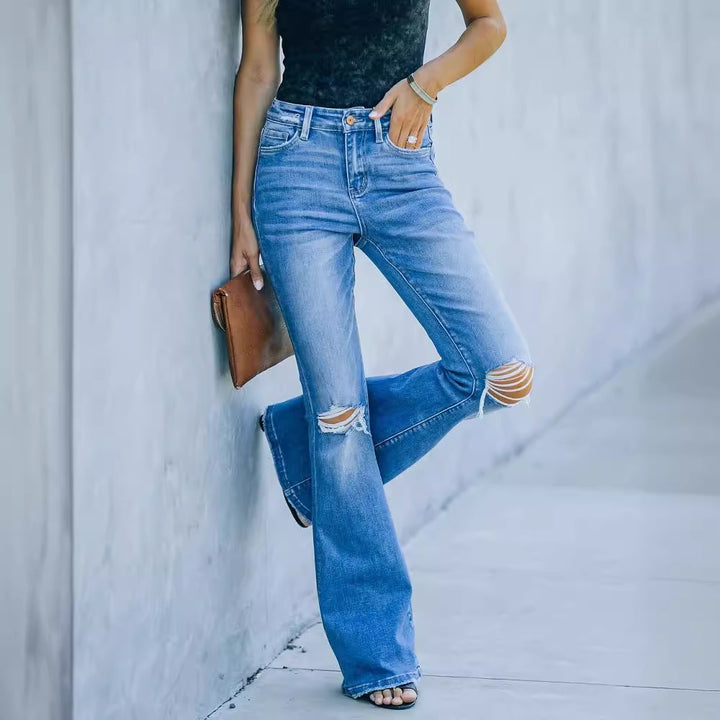 Kvinnes flared jeans i vintage stil med moderne ødelagte effekter