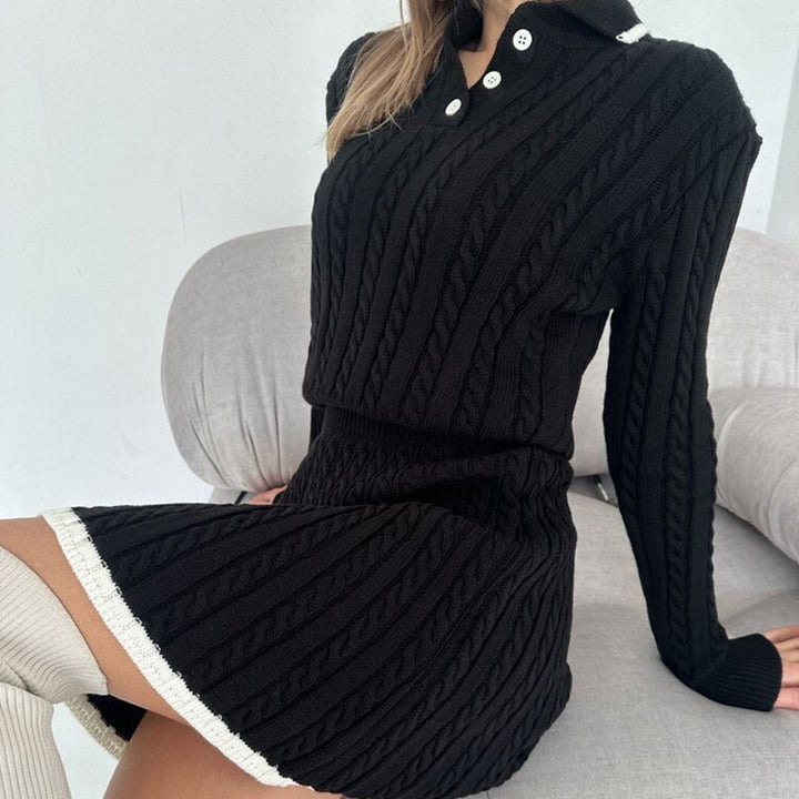 Kvinnes fashionable strikket kjole med krage og ribbet tekstur Skjora